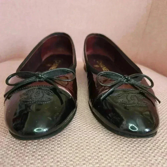 CHANEL Authentic CC Burgundy + Black Patent Leather Bow Ballet Flats Size 5 | 35 - Picture 3 of 11